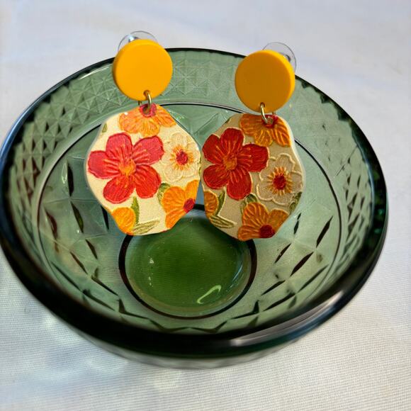 Vintage Retro The Flora Painted Flower Acrylic Earrings - Picture 2 of 4